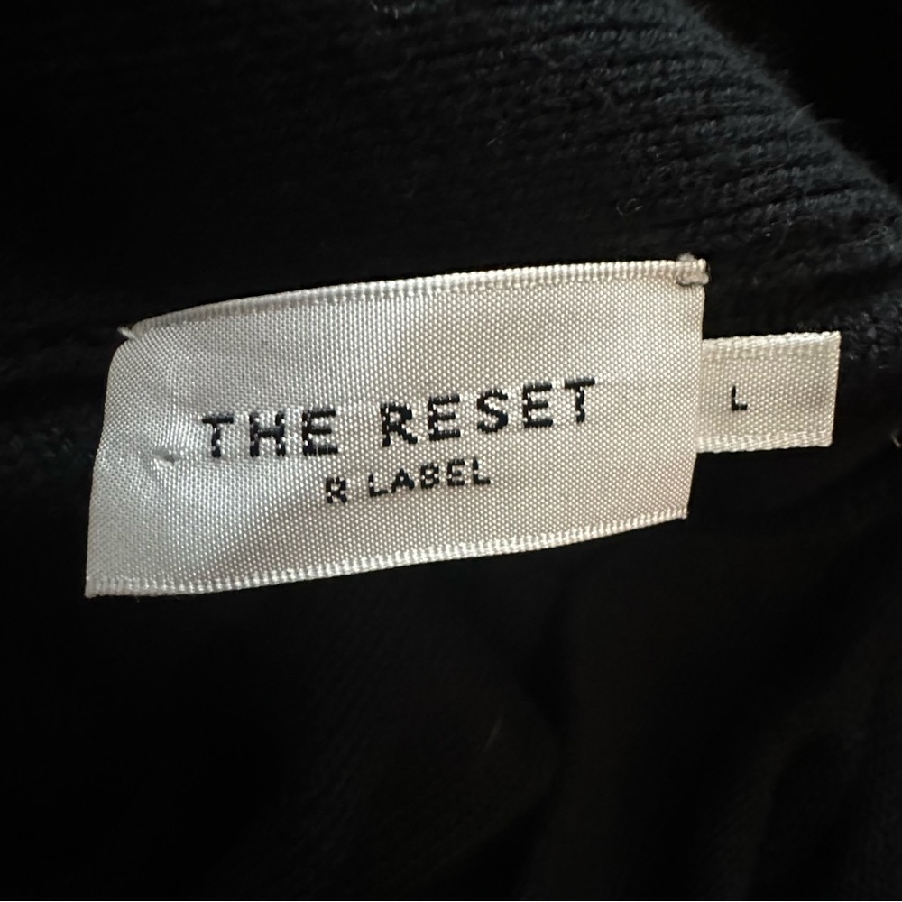 The Reset R Label V neck Sweater - Picture 4 of 7